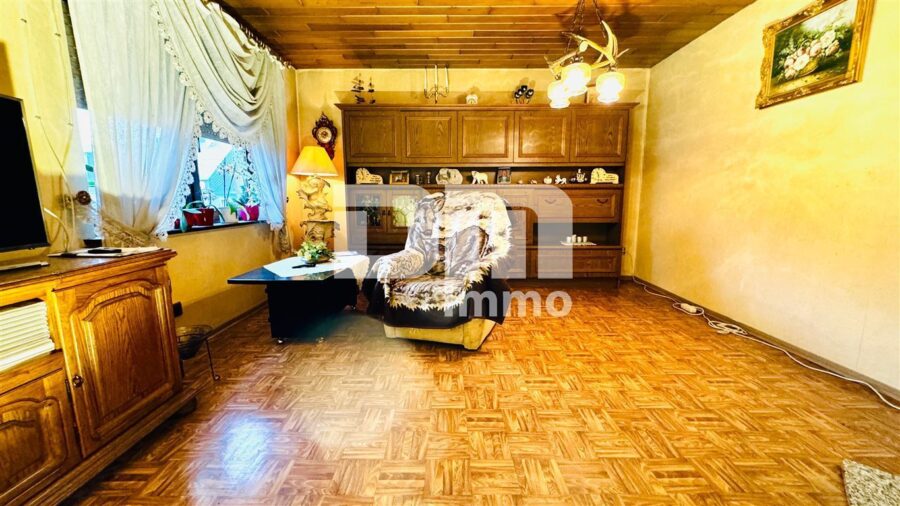 Wohnhausensemble auf großem Grundstück mit Nebengebäuden als langfristige Kapitalanlage - Vorderhaus EG Wohnzimmer